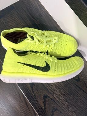 Nike yellow black women’s sneakers sz 8 running, minimalist light